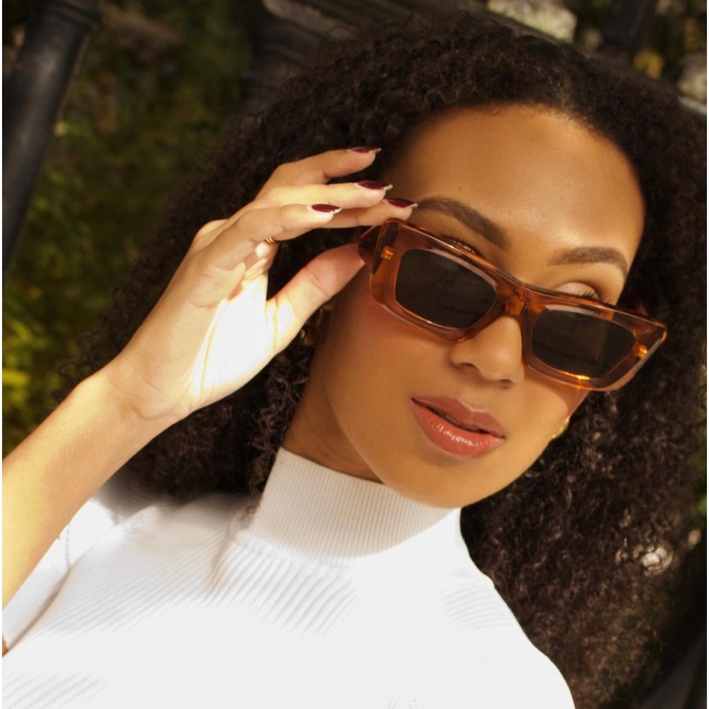 Authentic Prada Eyewear PR13ZS10N5S0
cat-eye frame sunglasses